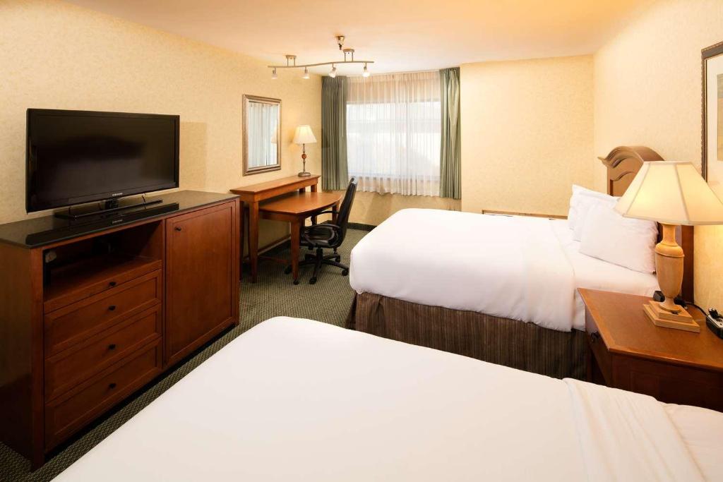 TV a/nebo společenská místnost v ubytování Red Lion Hotel Wenatchee City Center
