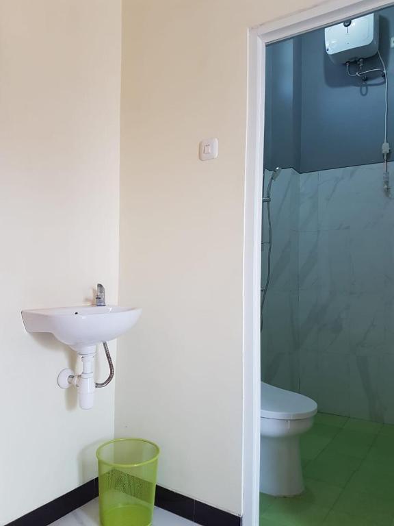un bagno con lavandino e WC di iLOMBA a Probolinggo