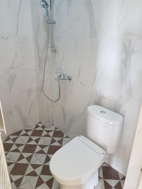 e bagno con servizi igienici e doccia. di iLOMBA a Probolinggo