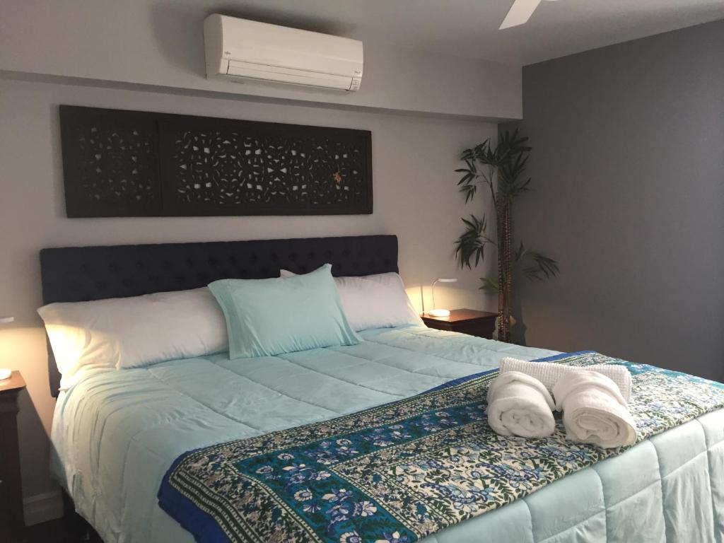 a bedroom with a bed with towels on it at Gîte Zazen in Mont-Laurier