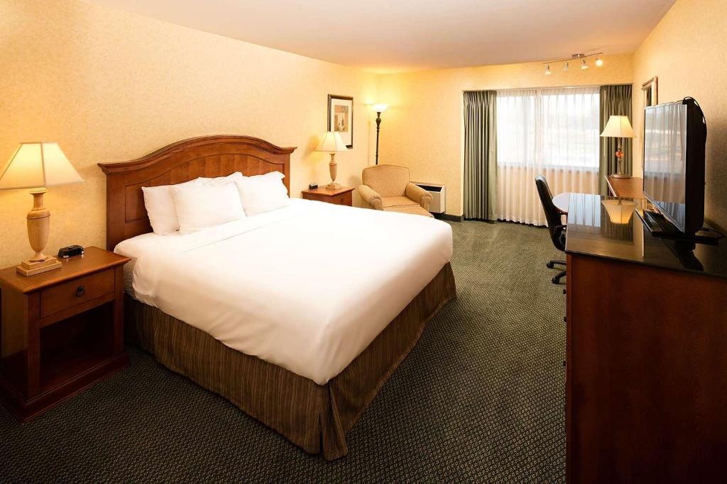 TV a/nebo společenská místnost v ubytování Red Lion Hotel Kennewick Columbia Center