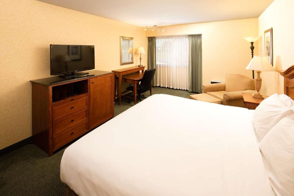 TV a/nebo společenská místnost v ubytování Red Lion Hotel Kennewick Columbia Center
