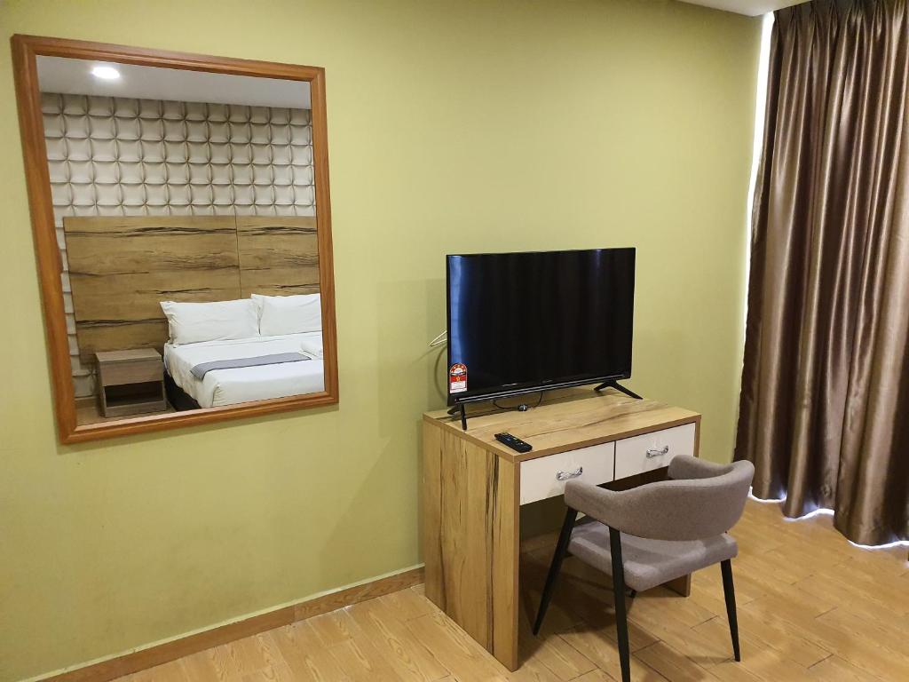 TV a/nebo společenská místnost v ubytování Bangi Perdana Hotel
