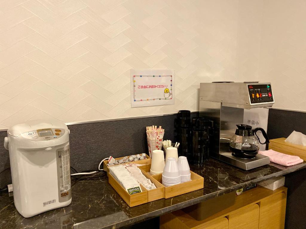 Příslušenství pro přípravu čaje a kávy v ubytování Hotel Chuo Bridge