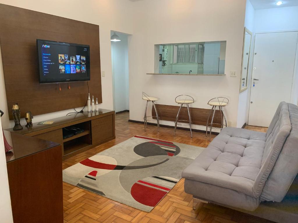 sala de estar con sofá y TV de pantalla plana en Sweet Home, en Río de Janeiro