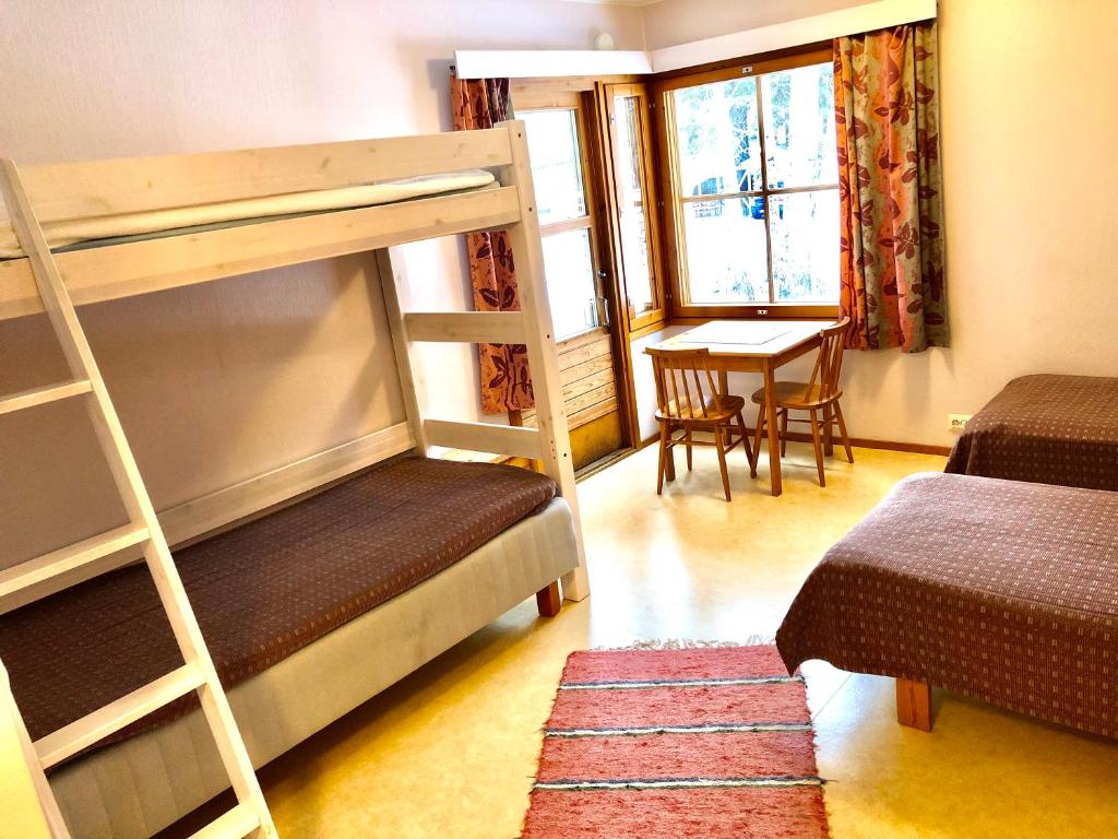 AsikkalaにあるSalonsaaren Lomakyläのベッドルーム1室(二段ベッド1組、テーブル、デスク付)