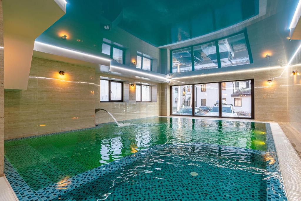 a swimming pool in a building with a swimming poolvisorvisor at Amarena SPA Hotel - Breakfast included in the price Spa Swimming pool Sauna Hammam Jacuzzi Restaurant inexpensive and delicious food Parking area Barbecue 400 m to Bukovel Lift 1 room and cottages in Bukovel