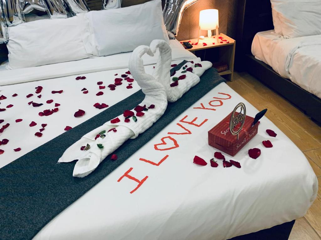 Postel nebo postele na pokoji v ubytování Bangi Perdana Hotel
