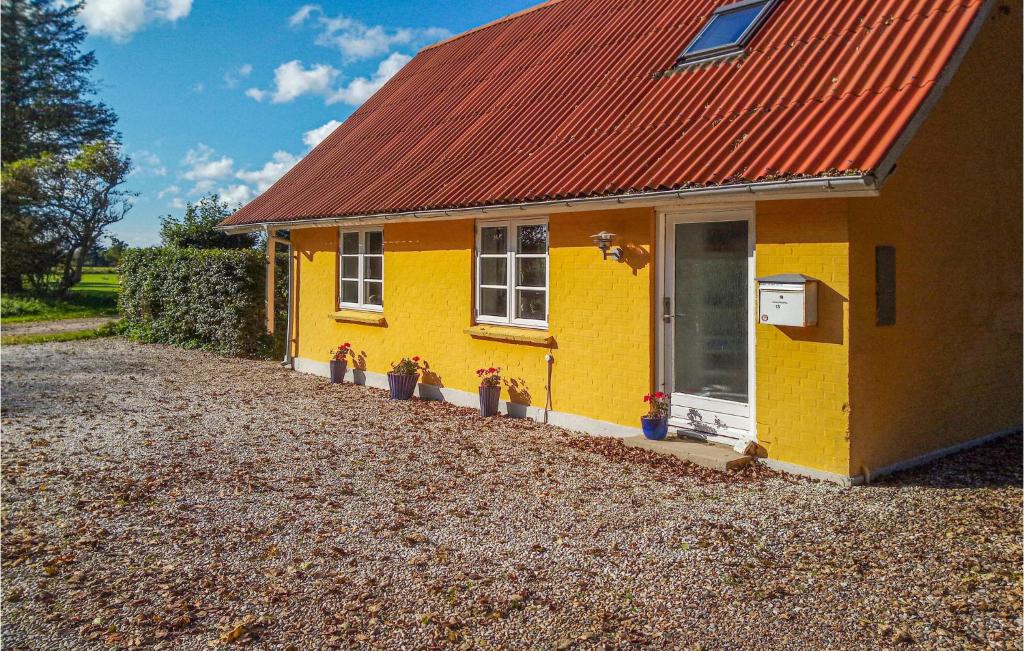 una pequeña casa amarilla con techo rojo en Gorgeous Home In Bedsted Thy With Wifi, en Bedsted Thy