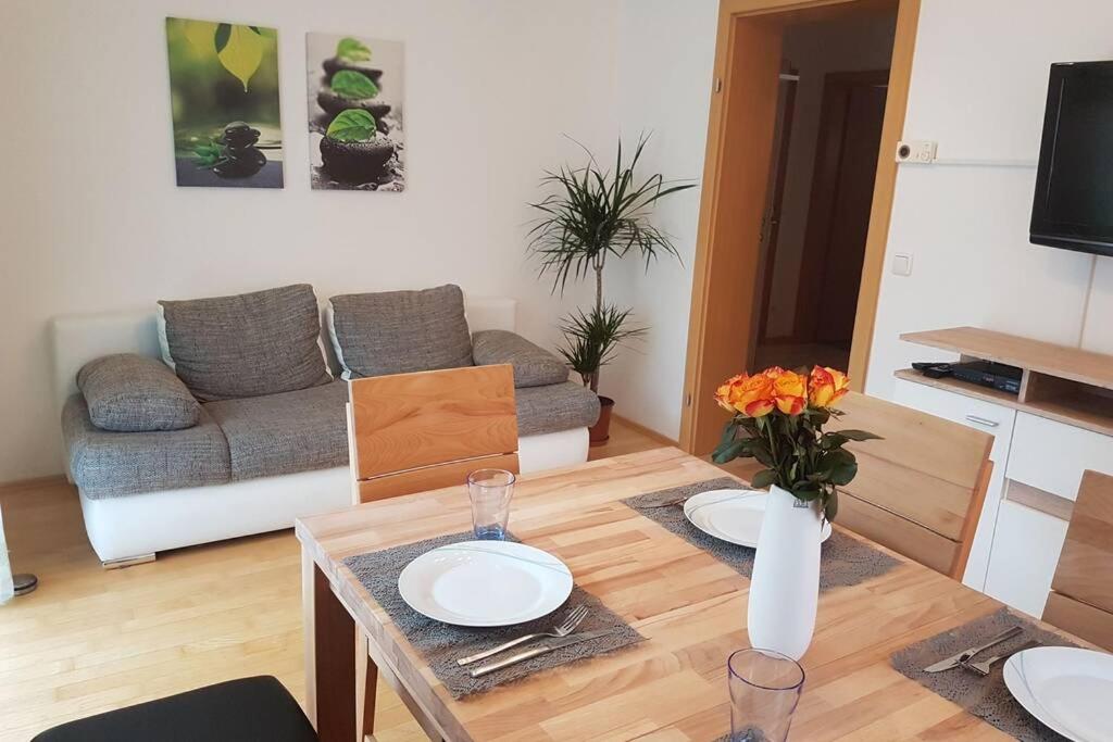 ein Wohnzimmer mit einem Tisch und einem Sofa in der Unterkunft Ferienwohnung Heindl in Bad Ischl