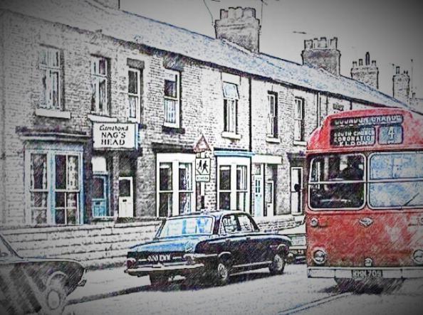 um desenho de um ônibus e um carro em frente a um edifício em The Old Nags Head em Bishop Auckland