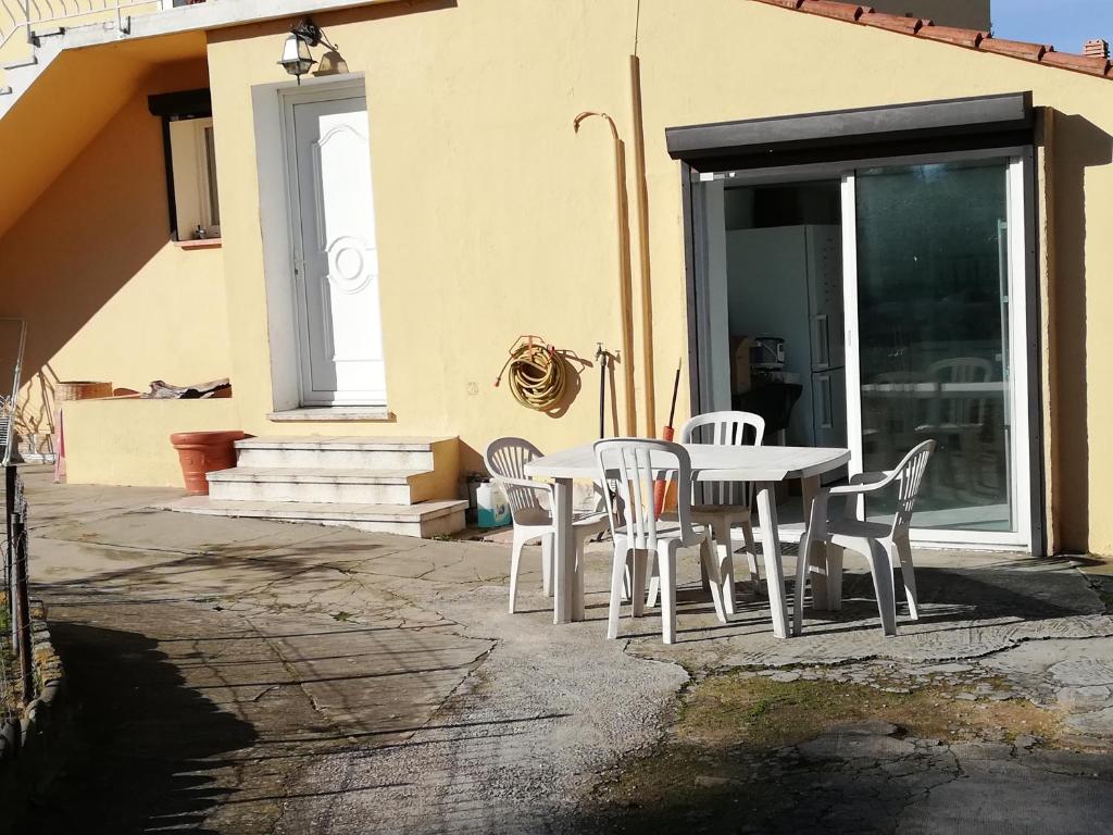 une table et des chaises devant un bâtiment dans l'établissement REZ DE VILLA SIX-FOURS, à Six-Fours-les-Plages