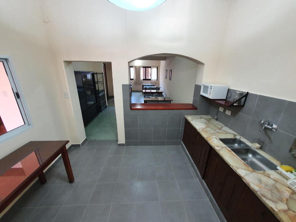 eine Küche mit Spüle und Arbeitsplatte in der Unterkunft Mirador de Salta House in Salta