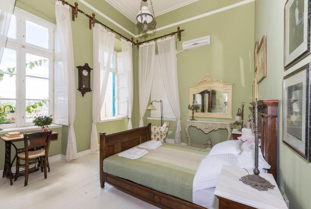 Un pat sau paturi într-o cameră la Villa Maria-Syros