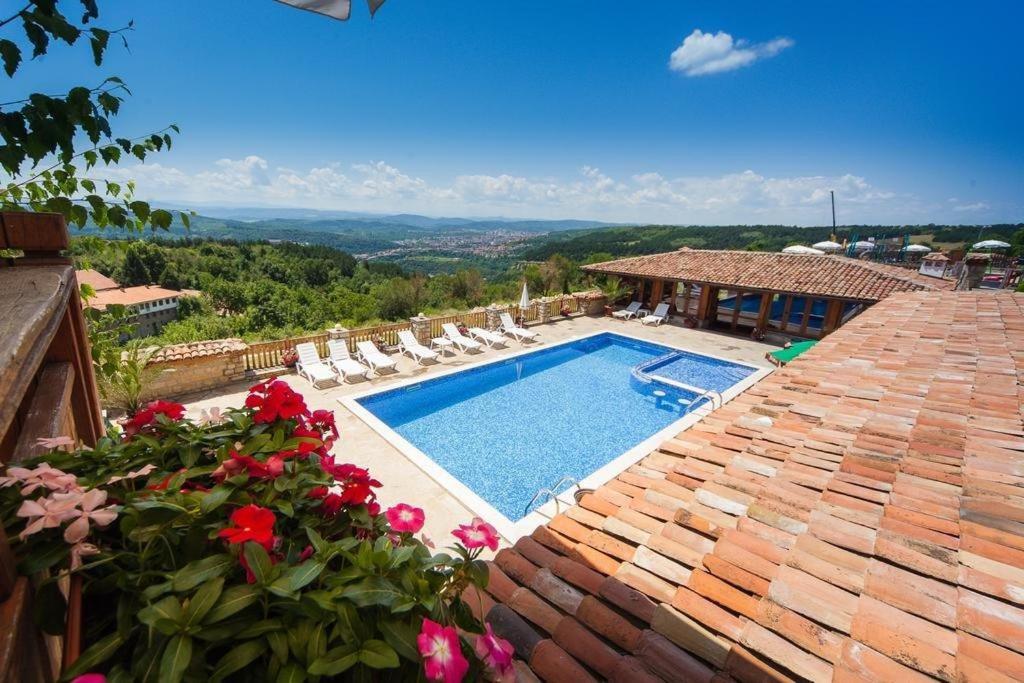 eine Villa mit einem Pool und einem Garten in der Unterkunft Sevastokrator Relax & Congress in Arbanassi