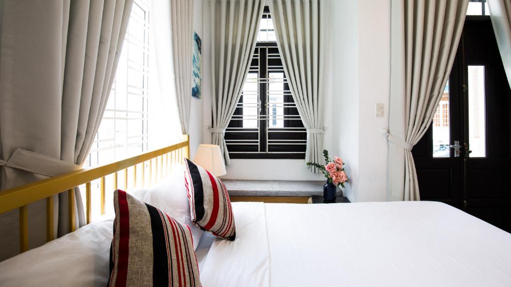 Postel nebo postele na pokoji v ubytování Nem's House Hội An