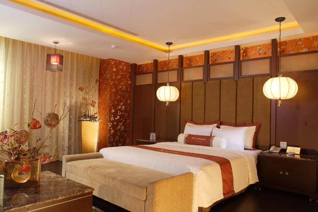 ein Schlafzimmer mit einem großen Bett in einem Zimmer in der Unterkunft Merryseasons in Kaohsiung