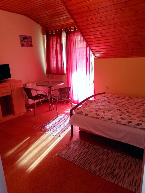 Postel nebo postele na pokoji v ubytování Széplak apartman