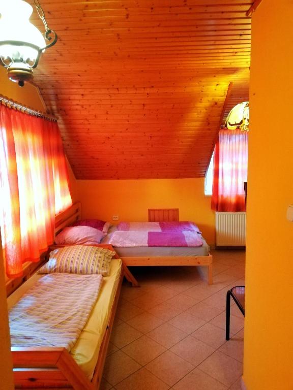 Postel nebo postele na pokoji v ubytování Széplak apartman