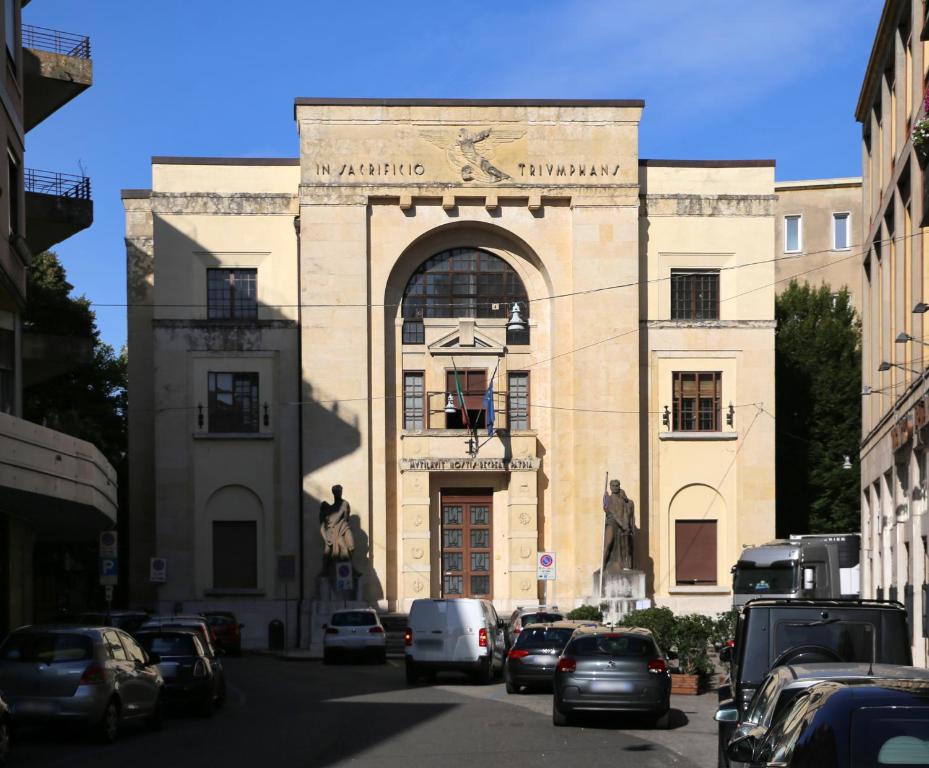 ヴェローナにあるAl Teatroの通りの真ん中にアーチのある建物