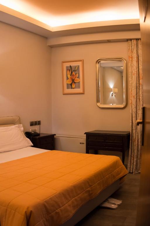 Postel nebo postele na pokoji v ubytování Hotel Maroussi