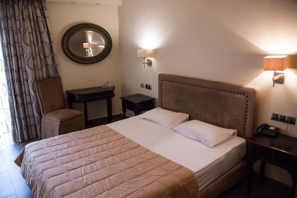 Postel nebo postele na pokoji v ubytování Hotel Maroussi