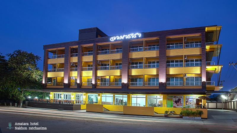 un bâtiment d'hôtel avec un panneau en haut dans l'établissement Amatara Hotel, à Pi Mai