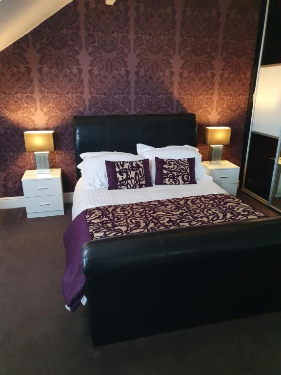 um quarto com uma cama grande e 2 candeeiros em Southfield lodge em Middlesbrough
