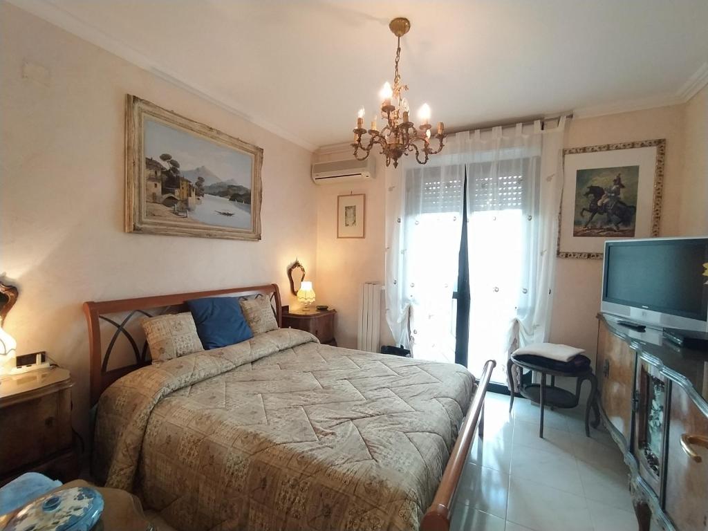 um quarto com uma cama e uma televisão de ecrã plano em The Architect em Bari Palese