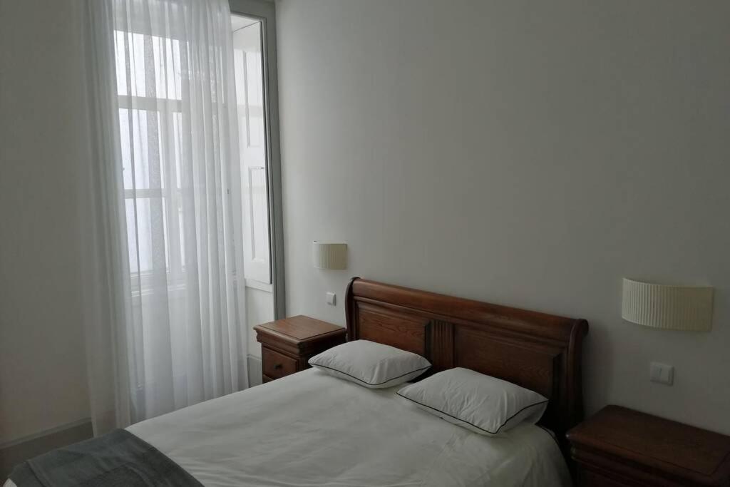 1 dormitorio con 1 cama con 2 almohadas en Ficus Áurea, en Aveiro