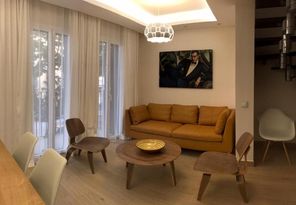 salon z kanapą i stołem w obiekcie Nuevo Apartamento Moderno Elisa - a 80 metros de la playa para 5 personas w Sant Feliu de Guixols