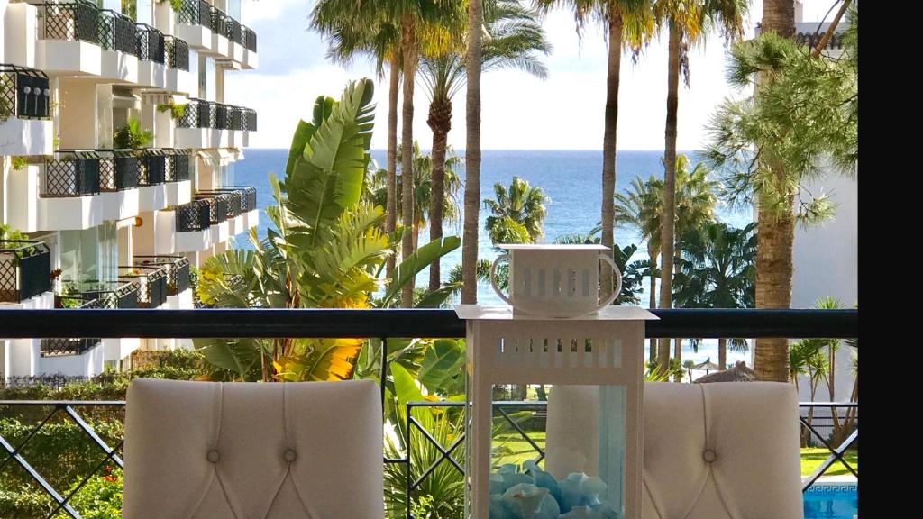 Vom Balkon eines Resorts genießen Sie Meerblick. in der Unterkunft MI CAPRICHO 9B BEACHFRONT- Apartment with sea view - Costa del Sol in Mijas Costa