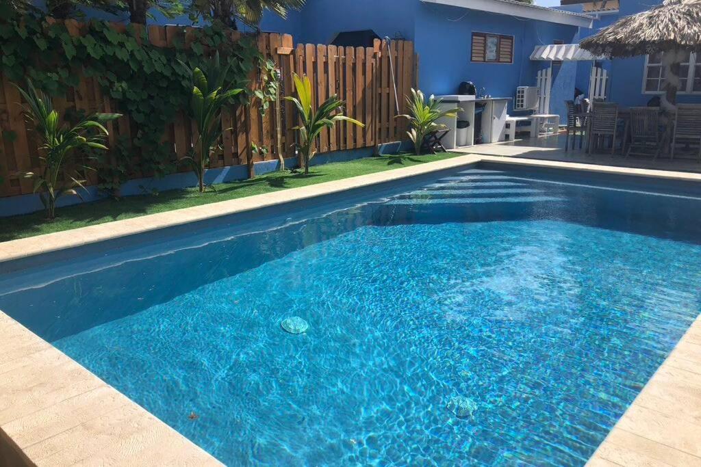 สระว่ายน้ำที่อยู่ใกล้ ๆ หรือใน Private Home with Pool, Outdoor Kitchen and BBQ
