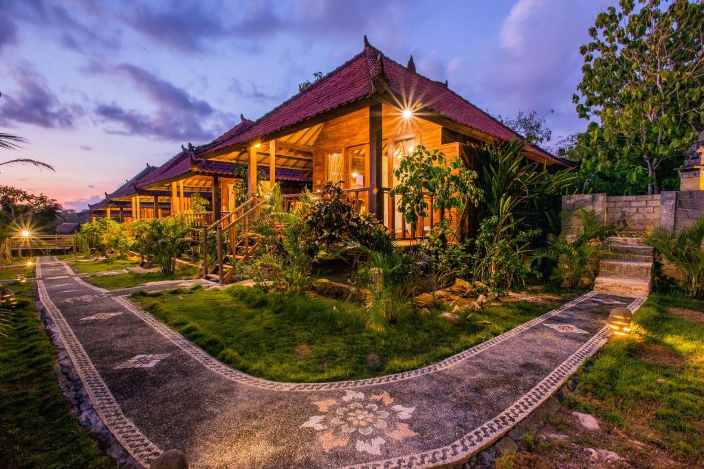 een huis met een pad dat daarheen leidt bij D'Coin Lembongan in Nusa Lembongan
