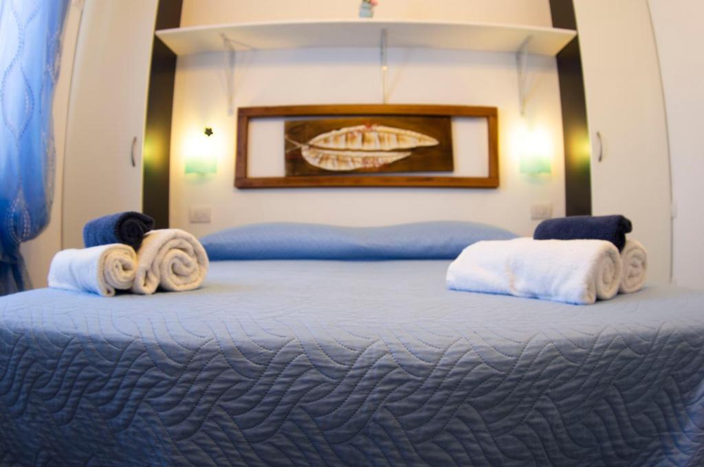 a large bed in a room with towels on it at B&B dai Carari in Mira