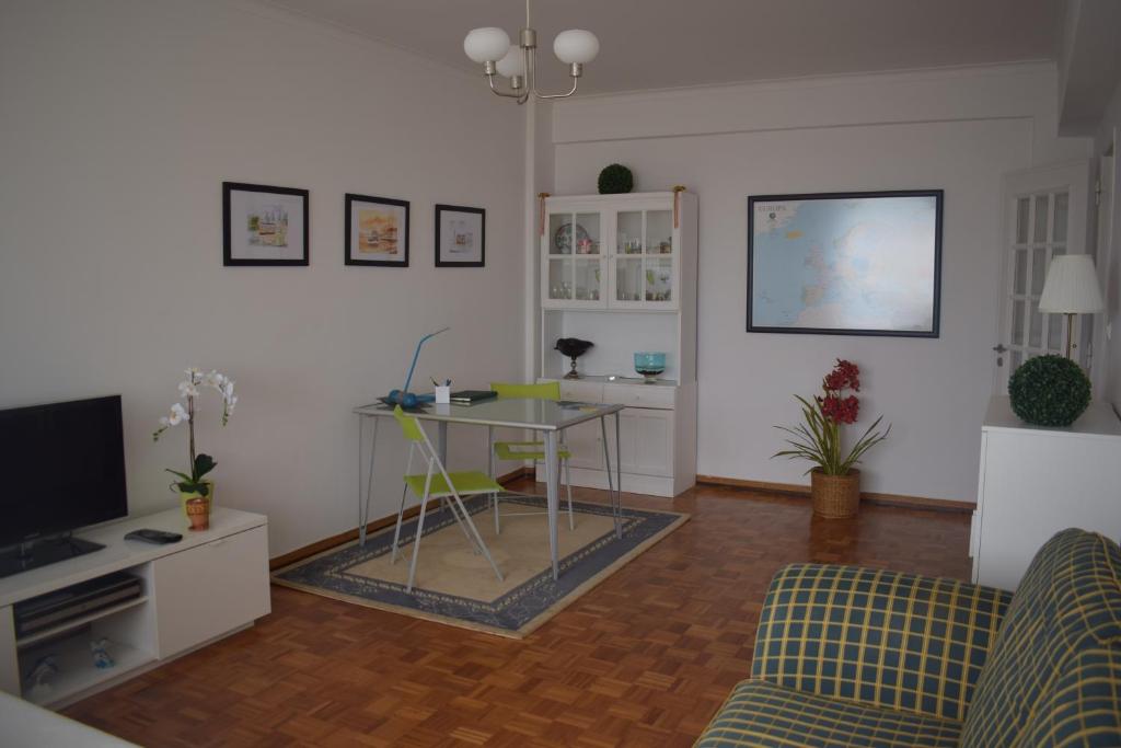 uma sala de estar com uma mesa e um sofá em Vistas Sobre O Rio Tejo em Lisboa