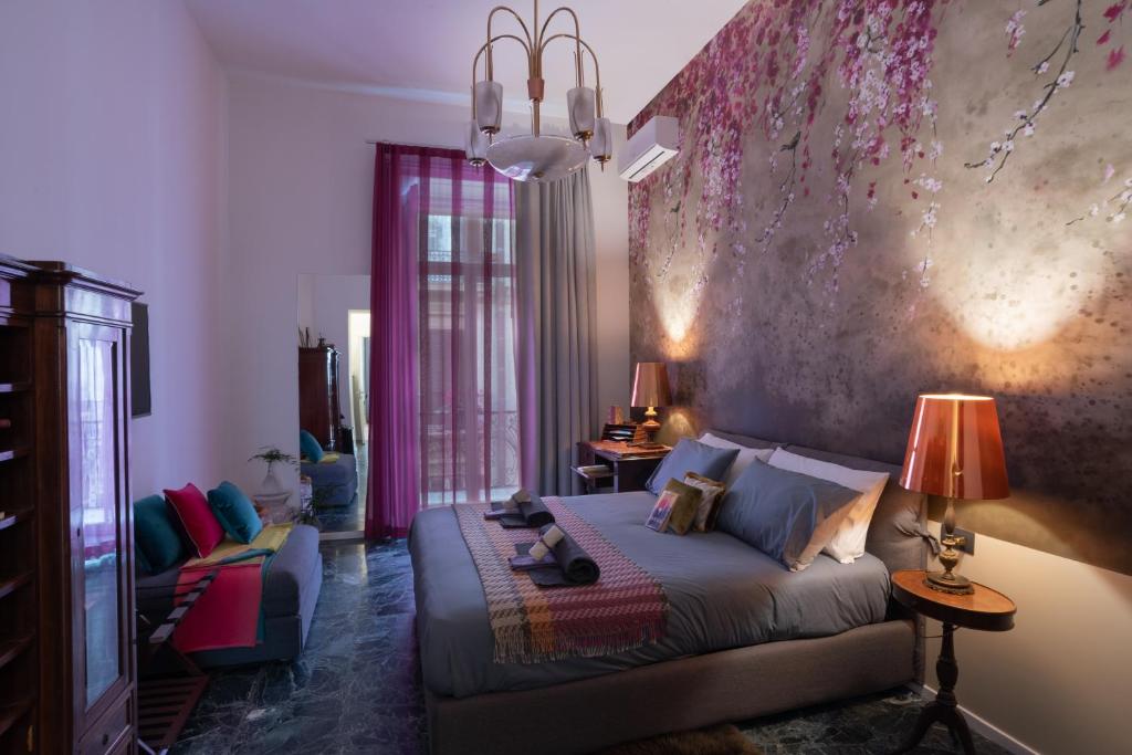 salon z łóżkiem i kanapą w obiekcie B&B Lex Room Santa Lucia w mieście Napoli