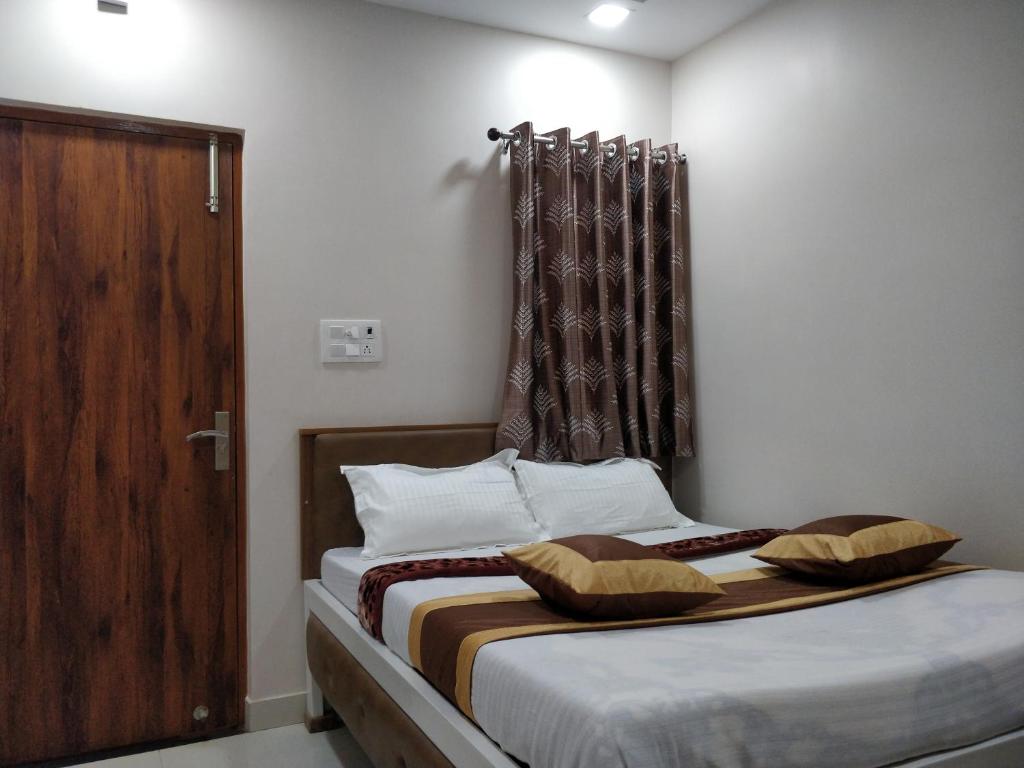 Voodi või voodid majutusasutuse C N Comforts Hotel & Dormitory toas