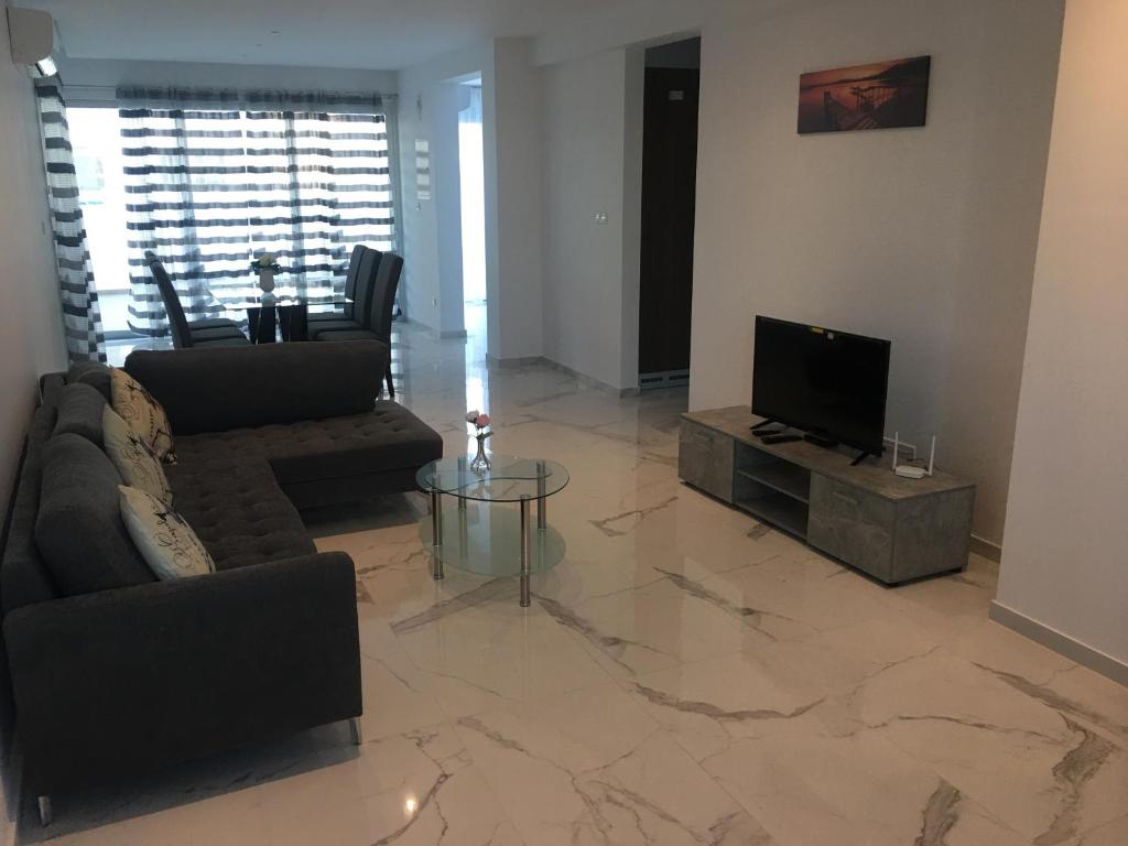 TV a/nebo společenská místnost v ubytování Mobina Villas