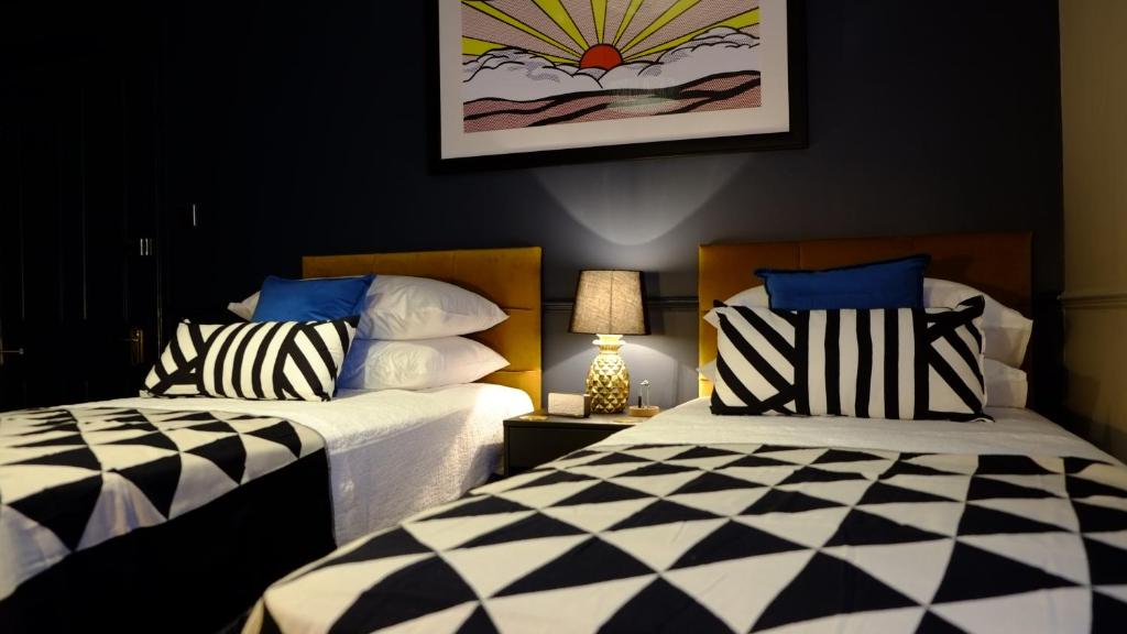 Duas camas sentadas uma ao lado da outra num quarto em Franklin Mount Boutique Guesthouse em Harrogate