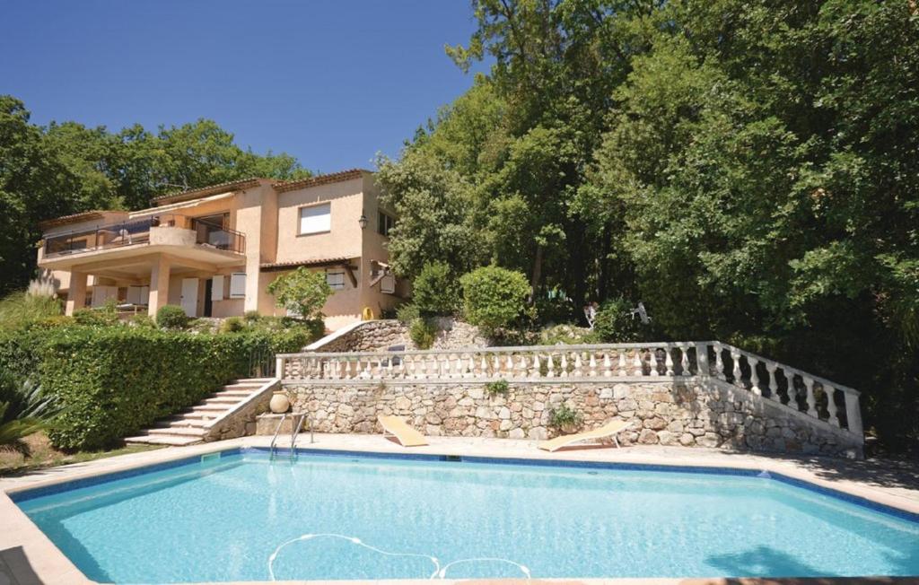 ein Haus mit einem Pool vor einem Haus in der Unterkunft Beautifull Villa French Rivera in Spéracèdes