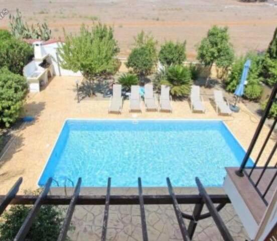 uma vista superior de uma piscina com espreguiçadeiras em Sunrise Villa em Agia Napa