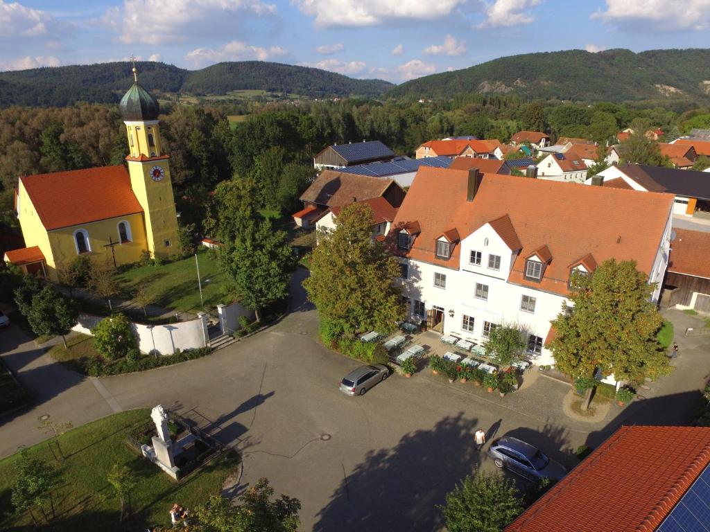 una vista aérea de un pequeño pueblo con una iglesia en Landgasthof Geser en Sarching