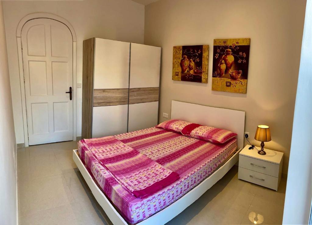Postel nebo postele na pokoji v ubytování Marsalforn centre maisonette