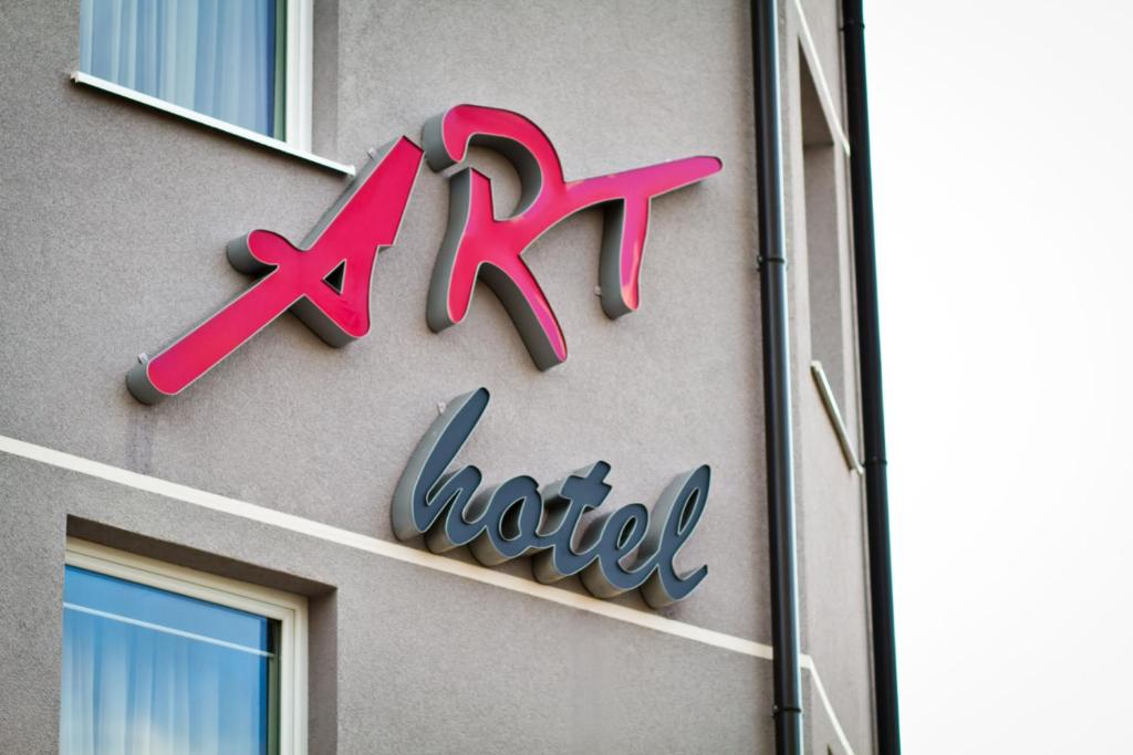 Logoen eller firmaskiltet til hotellet