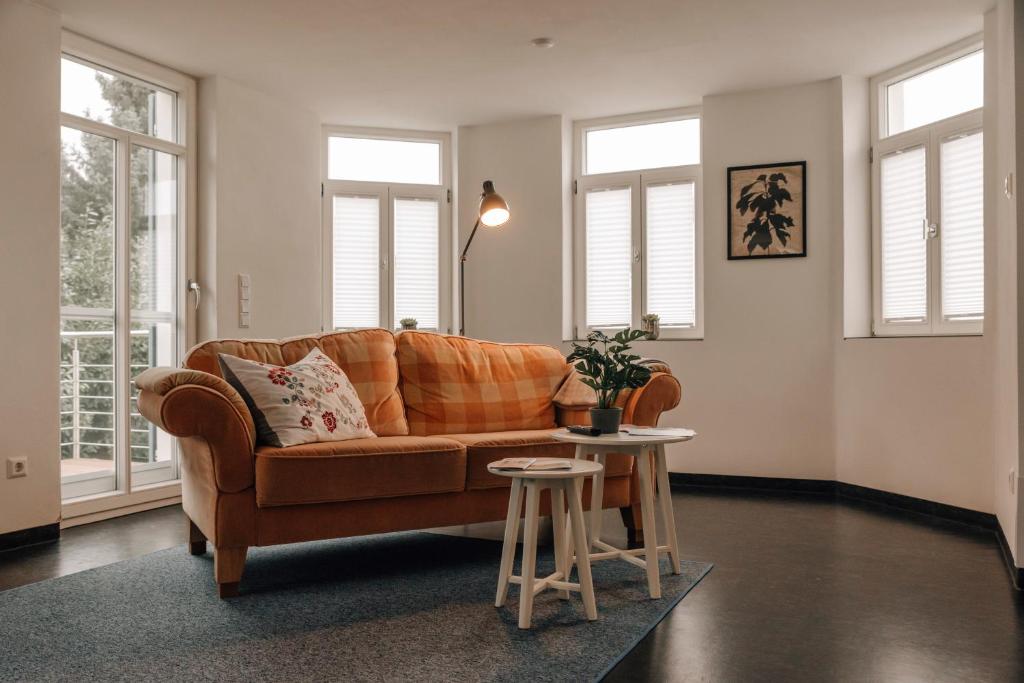 ein Wohnzimmer mit einem Sofa und einem Tisch in der Unterkunft Ferienwohnung am Federsee in Bad Buchau