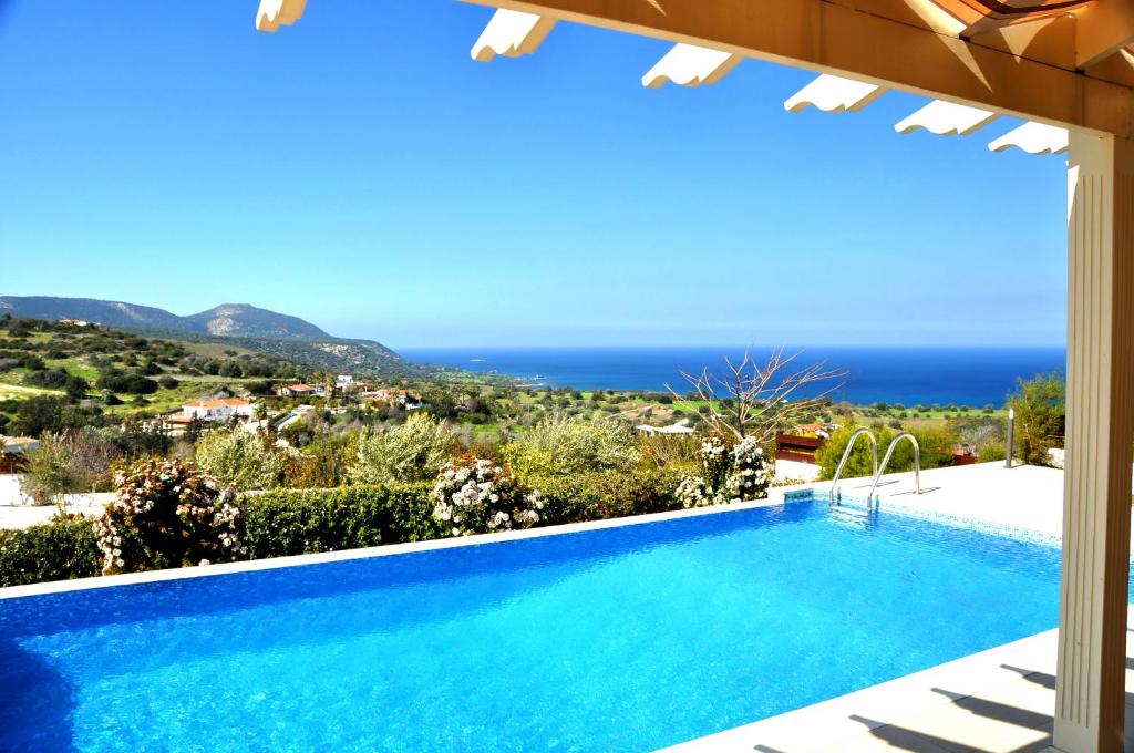 una piscina con vista sull'oceano di Villa Zefyros a Neo Chorio