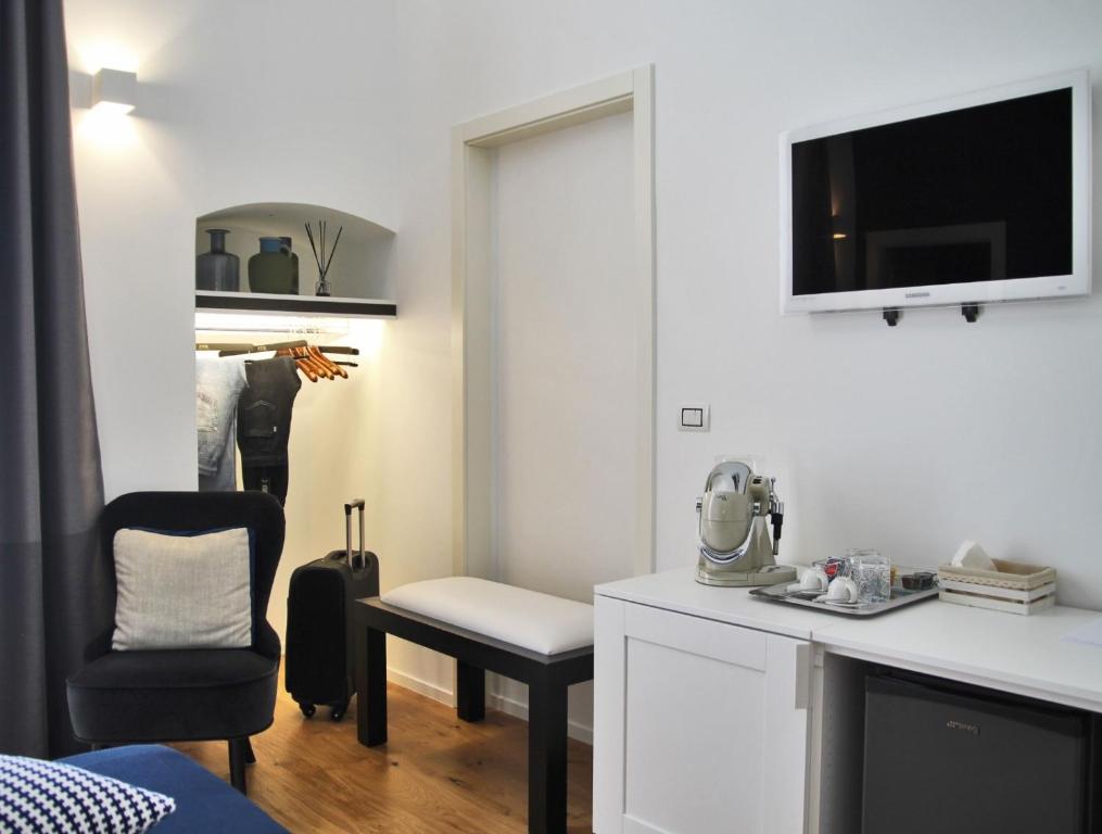 Uma televisão e/ou sistema de entretenimento em I Colori della Puglia Rooms