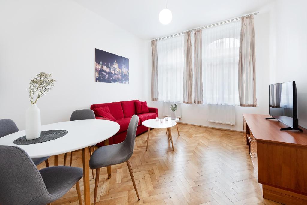 TV a/nebo společenská místnost v ubytování Prague Roof Apartments