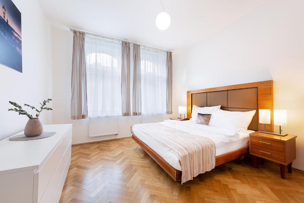 Postel nebo postele na pokoji v ubytování Prague Roof Apartments